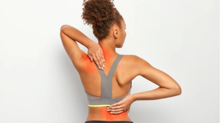 Los mejores ejercicios para mantener tu espalda plana y sin rollitos